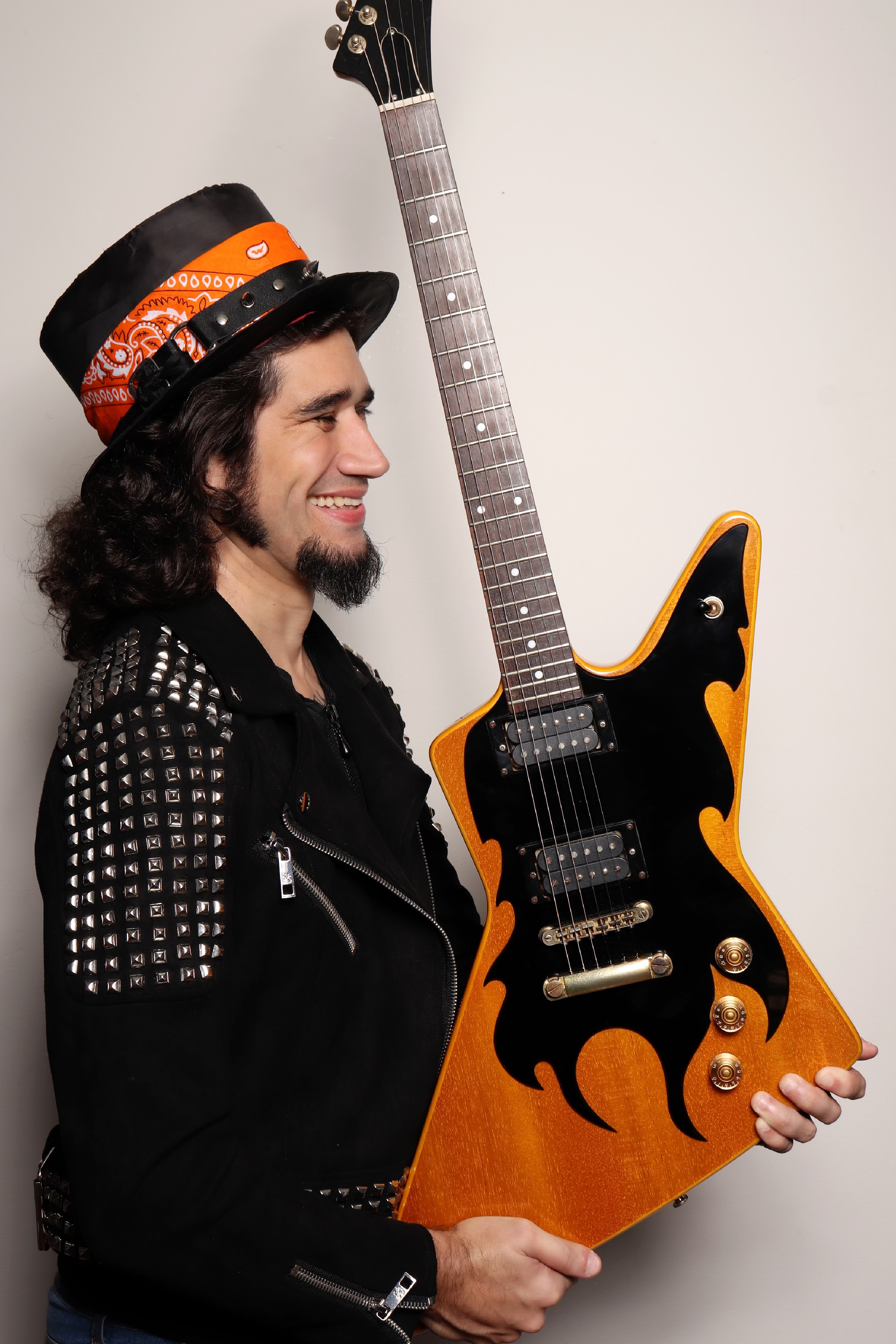 Inquieto e multifacetado cantor e compositor LANDAU, cai na estrada com o novo show “Zéróis”
